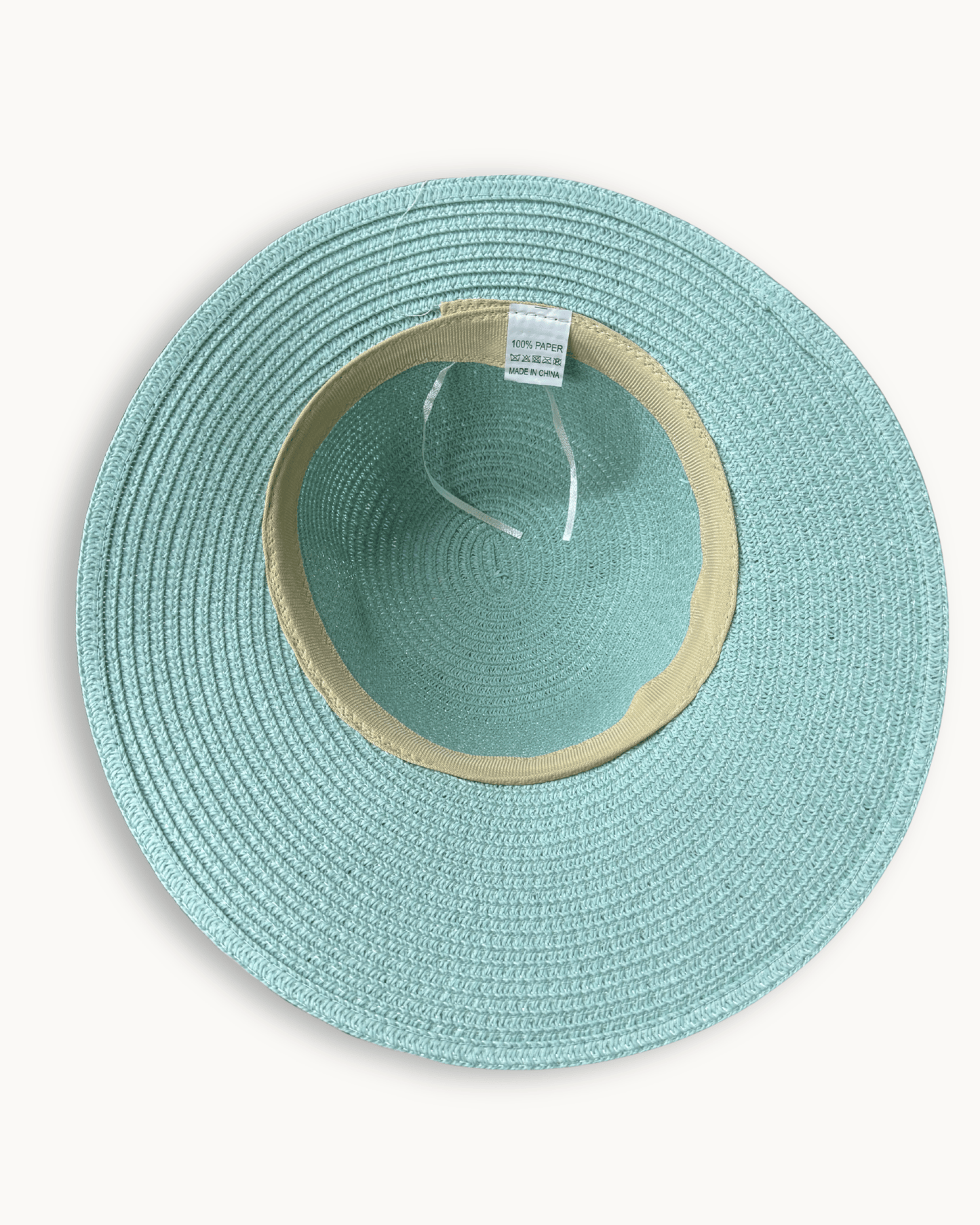Innenansicht des Strohhuts „Amora“ mit Größenetikett und dem beigefarbenen Innenband.