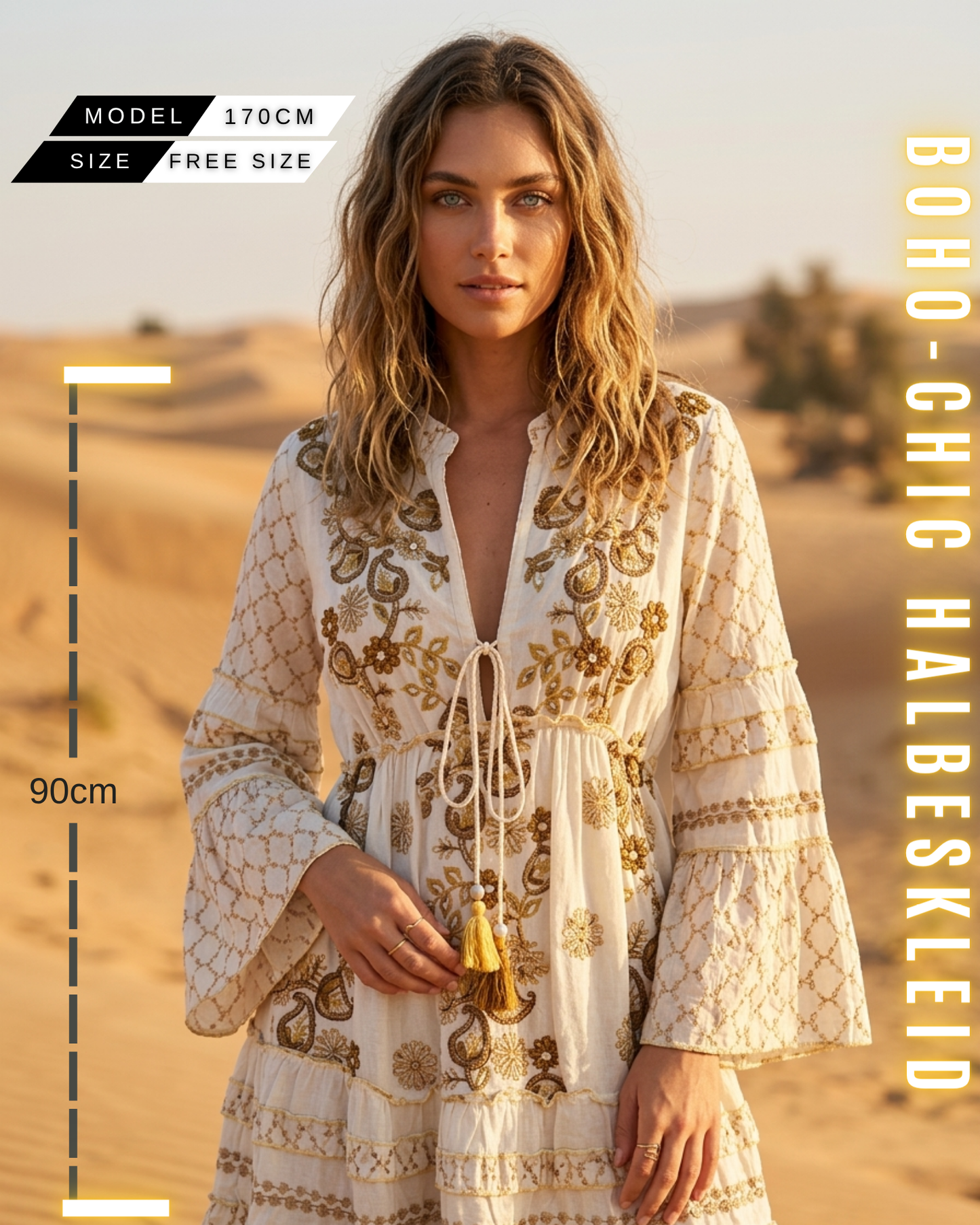 Frontale Nahaufnahme einer Frau in der Wüste mit einem weißen Boho-Chic-Halbkleid mit goldener Stickerei und Glockenärmeln. Grafiken zeigen Größe FREE SIZE, Länge 90cm und Körpergröße 170cm. Vertikaler Text: BOHO-CHIC HALBESKLEID.