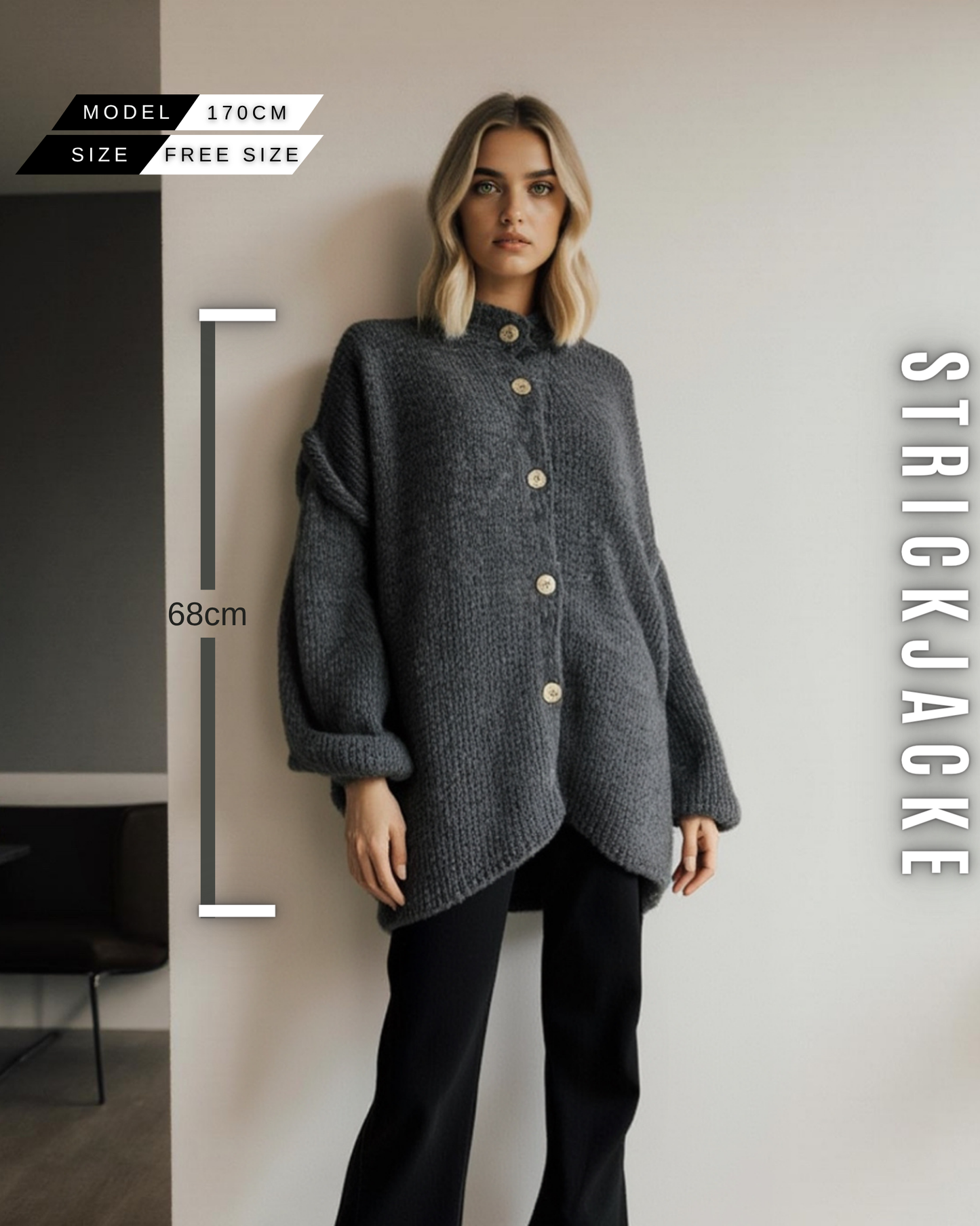 Ganzkörperansicht einer Frau in einem grauen, kurzen Strickcardigan mit hellen Knöpfen (Länge 68 cm).