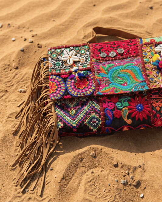 Fokus auf die Tiefe der Tasche und den robusten Schultergurt.