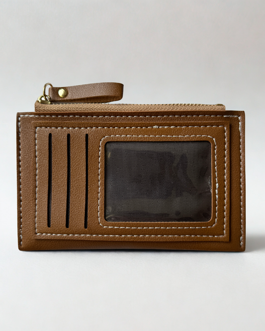 Brauner und beige farbener Kartenhalter von ELEXUA mit Reißverschluss und geprägtem ELEXUA Logo auf der braunen Rückseite.