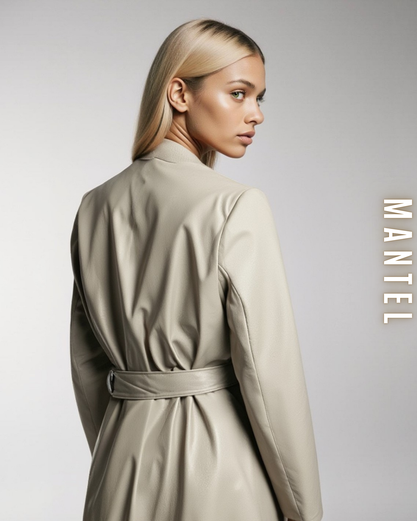 Eine Frau von hinten in einem hellbeigen Kunstleder-Trenchcoat mit gebundenem Gürtel.