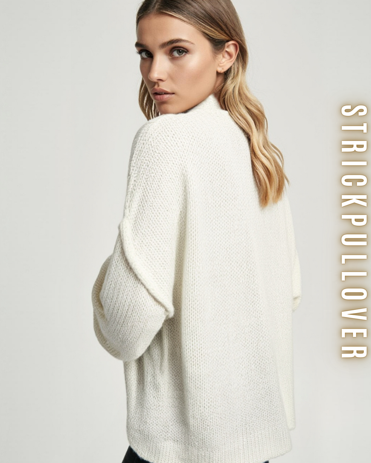 Rückansicht einer Frau, die einen weißen Strickpullover trägt, der eine lockere Passform hat.