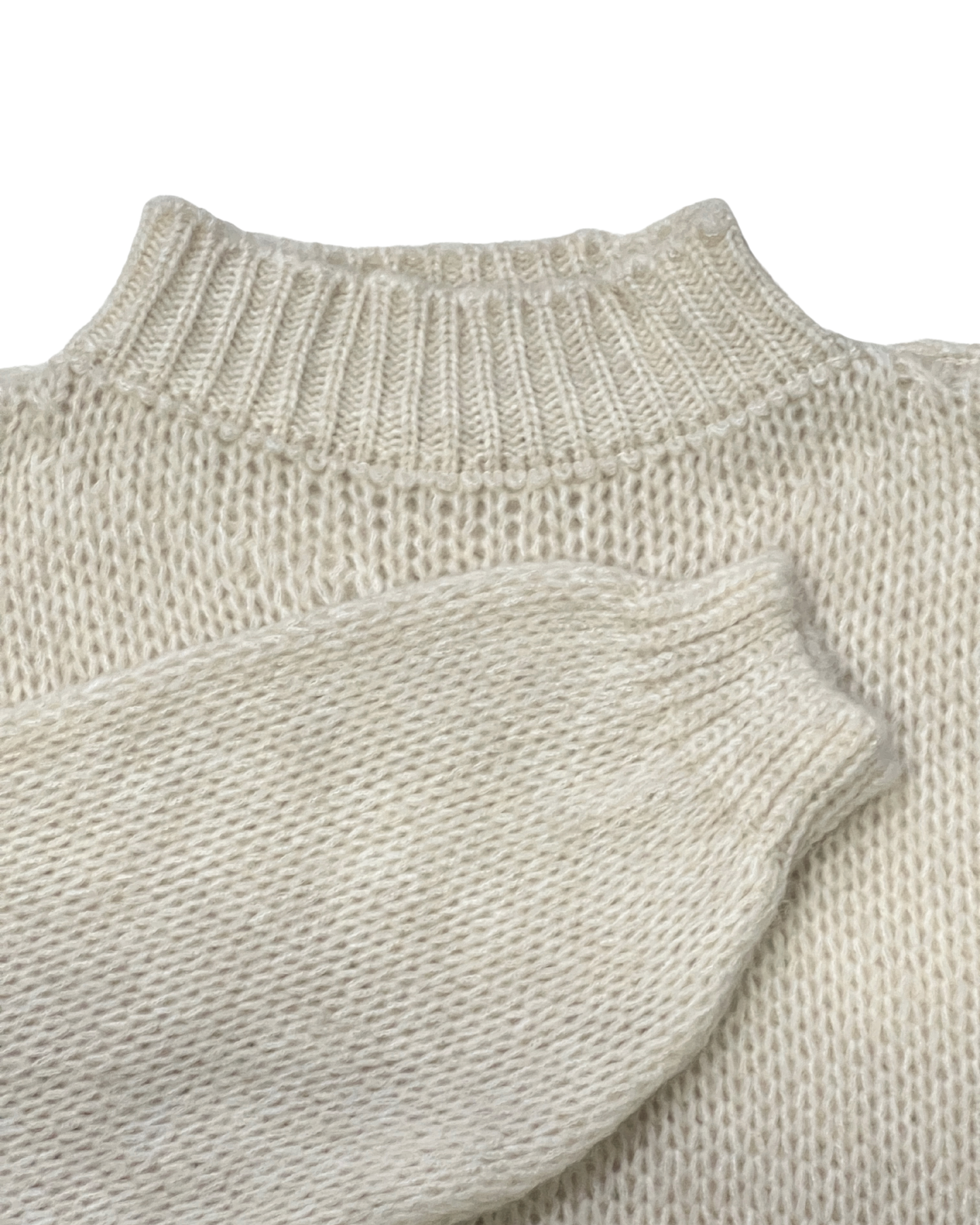 Nahaufnahme des Strickmusters und des Stehkragens am Pullover.