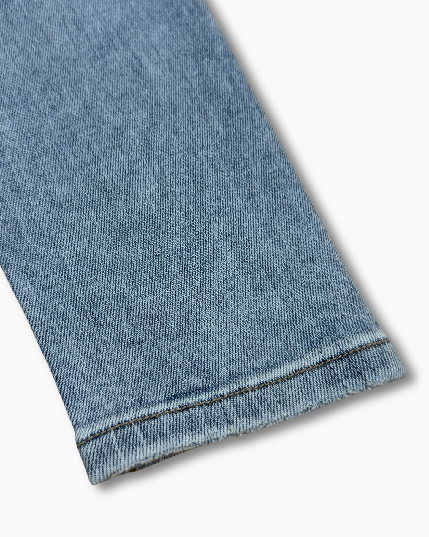 Detailansicht des Saums einer hellblauen ELEXUA Skinny Jeans, die die Denim-Textur zeigt.