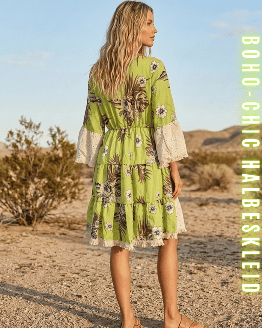 Rückansicht des grünen Boho-Kleids mit elastischer Taille und Fransen-Saum.