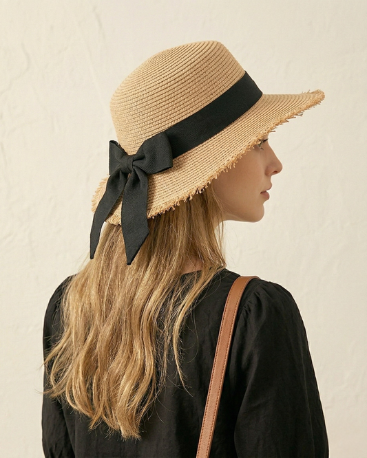 Seitenansicht des ELEXUA Sonnenhuts „MILA“ mit Fokus auf das schwarze Band und die Schleife.