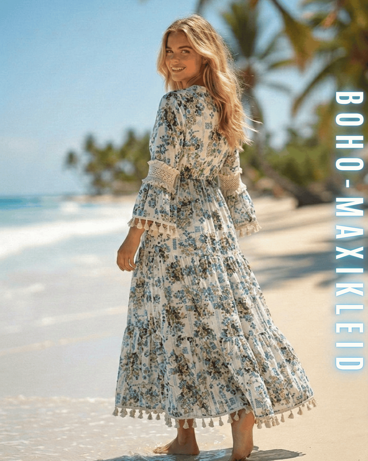 Rückansicht einer Frau im weißen Boho-Maxikleid mit blauen Blumen am Strand.