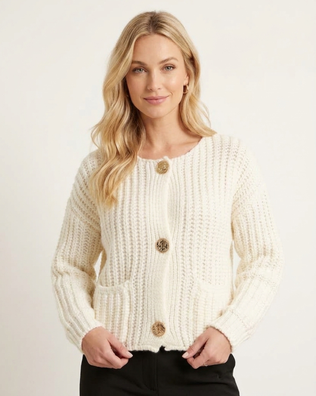 Damen-Strickjacke in Creme – Rundhalsausschnitt und strukturierter Strick am Model