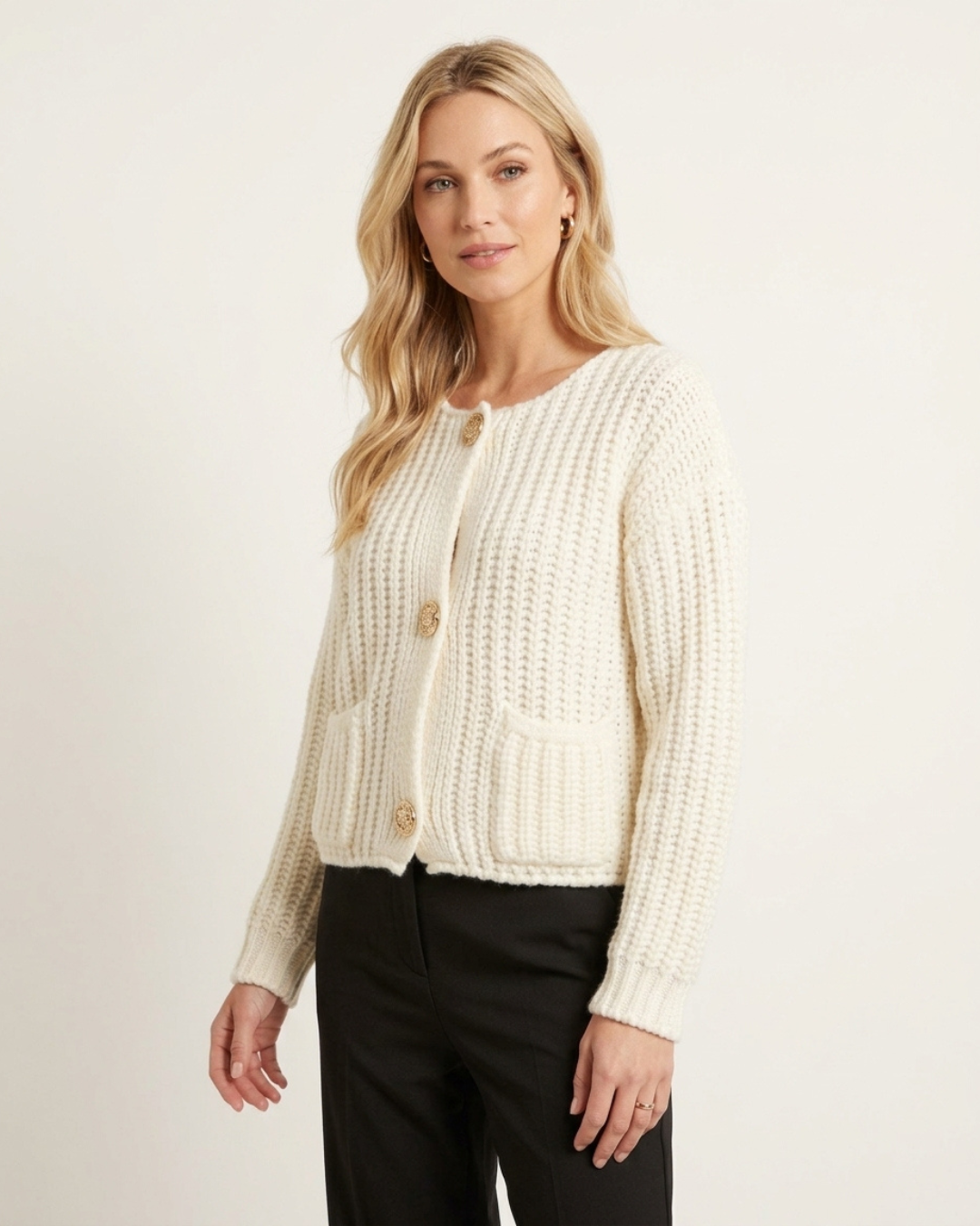 Cremefarbene Damen-Strickjacke mit langen Ärmeln – Gesamtansicht von vorn