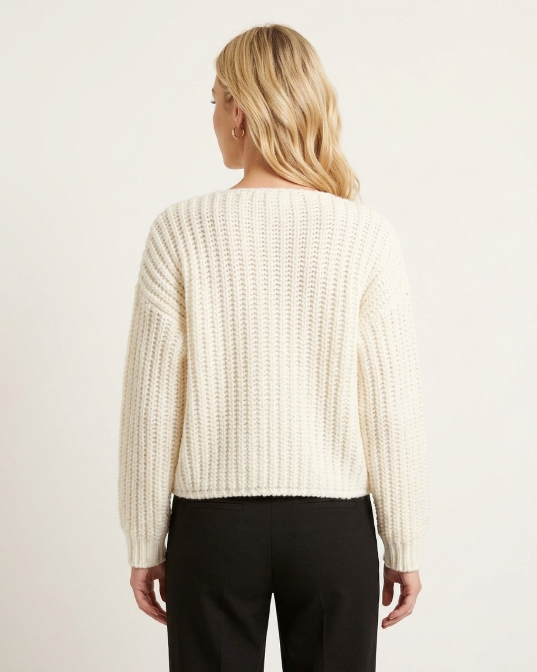 Cremefarbene Strickjacke – Rückansicht mit strukturiertem Strickmuster