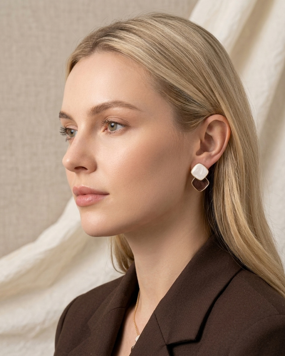 Zweifarbige Damen-Ohrstecker in Weiß und Braun – am Model