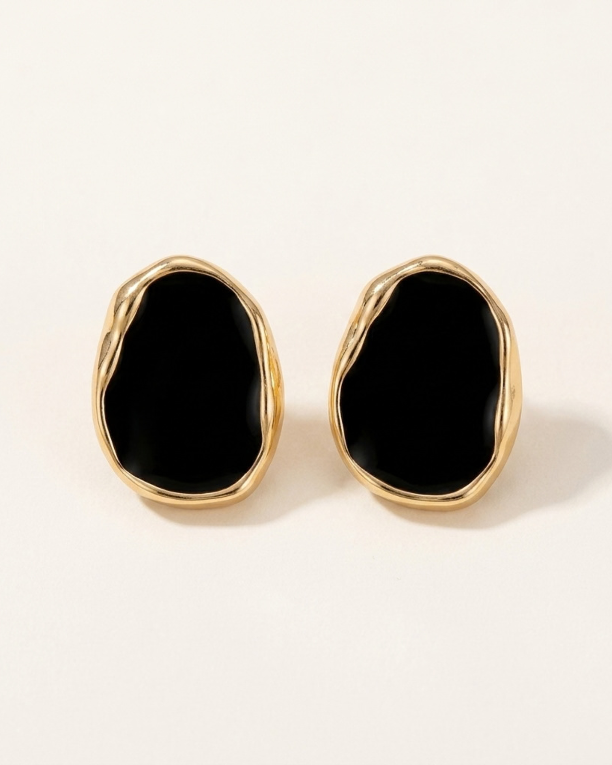 Ovale Damen-Ohrstecker in Schwarz und Goldoptik – Produktansicht