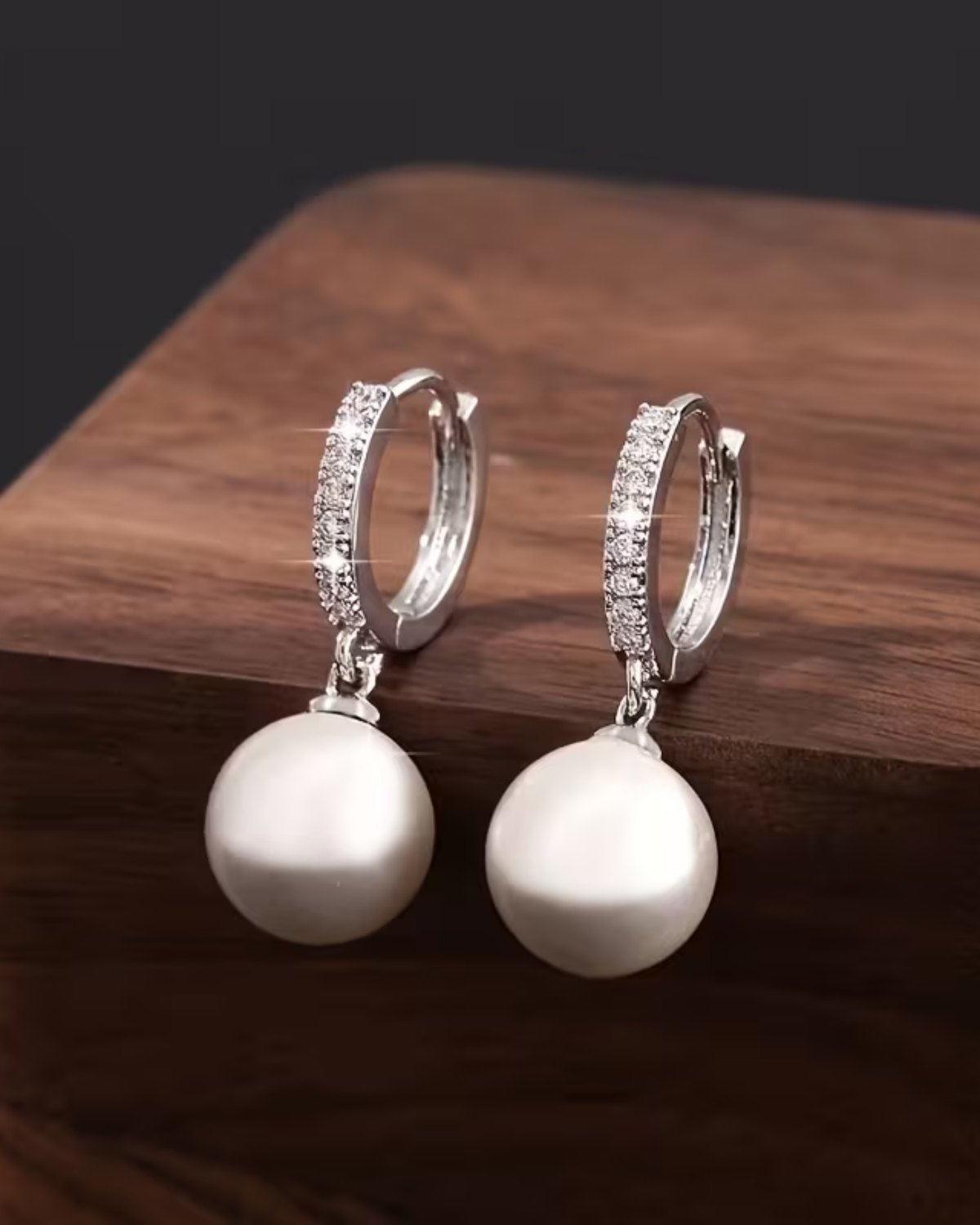 Damen-Creolen mit Perlenanhänger und Zirkonia in Silberoptik – Produktansicht