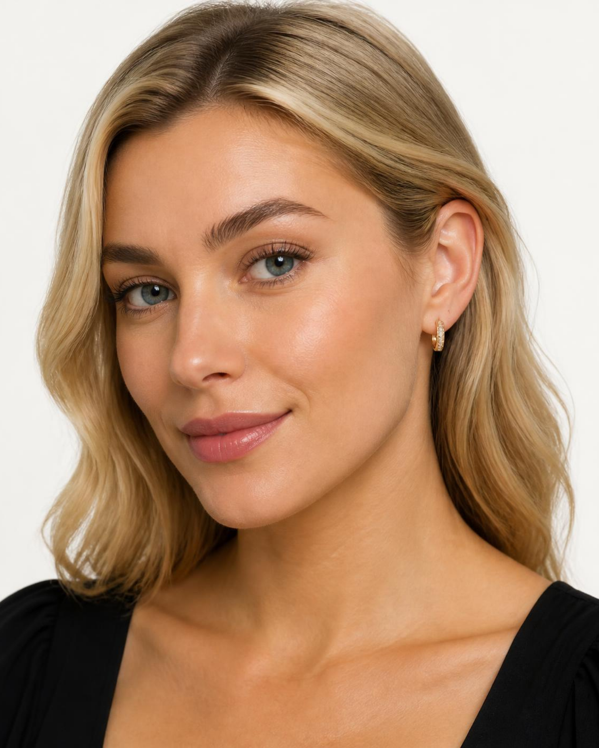 ELEXUA goldfarbene Mini-Creolen mit Zirkonia – am Model