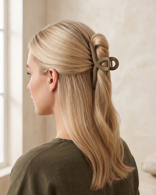 Blonde Frau trägt die matte khakifarbene Haarklammer in einer eleganten Half-Up-Frisur