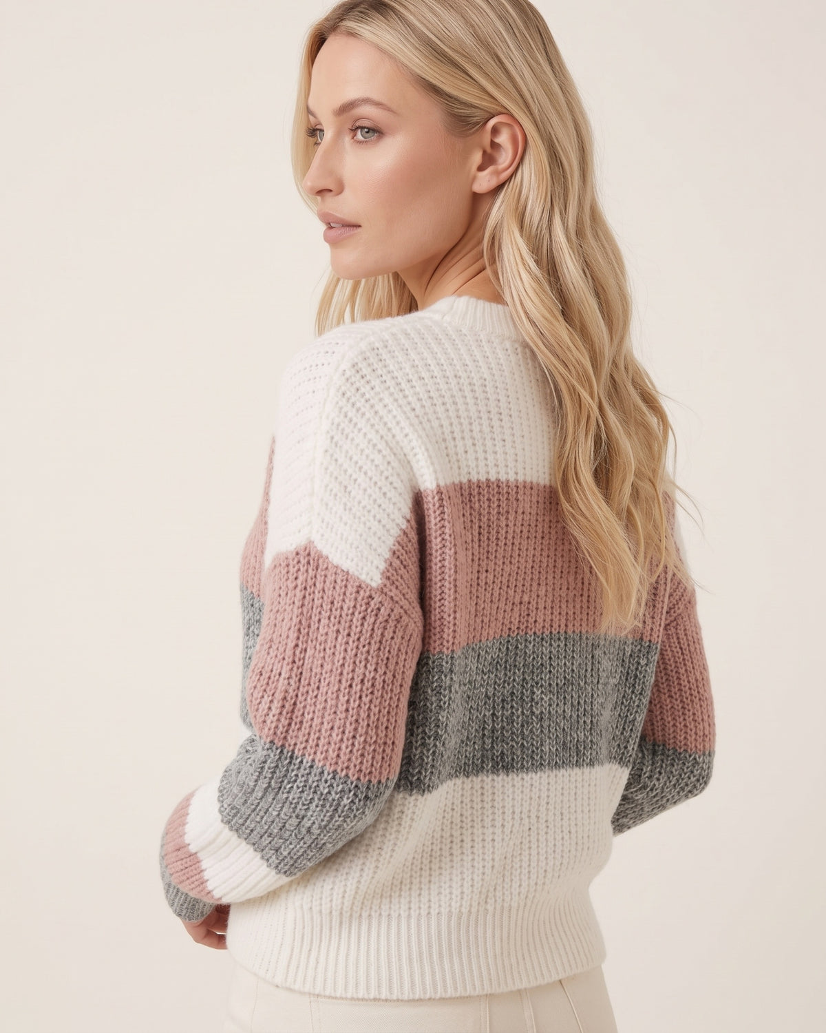 Rückseite des elastischen Strickpullovers mit harmonischem Farbverlauf in Cremeweiß, Rosa und Grau