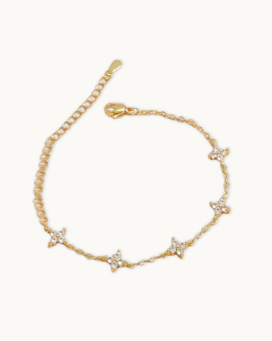 Produktansicht des ausgelegten 14K goldplattierten Kleeblatt-Armbands mit Karabinerverschluss und verstellbarer Gliederkette auf hellem Hintergrund.