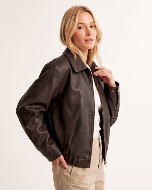 Seitenansicht der lockeren Bomber-Lederjacke in genarbter Lederoptik für Damen