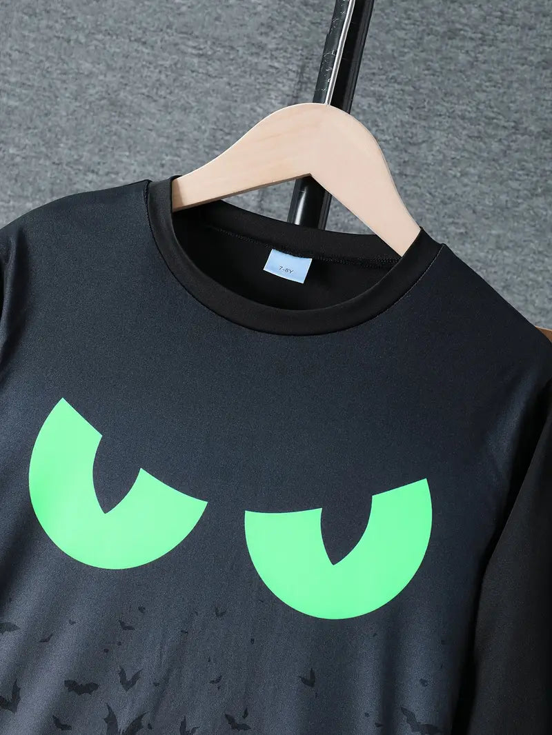 Nahaufnahme des Glow-in-the-Dark Fledermaus-Musters auf dem Jungen T-Shirt