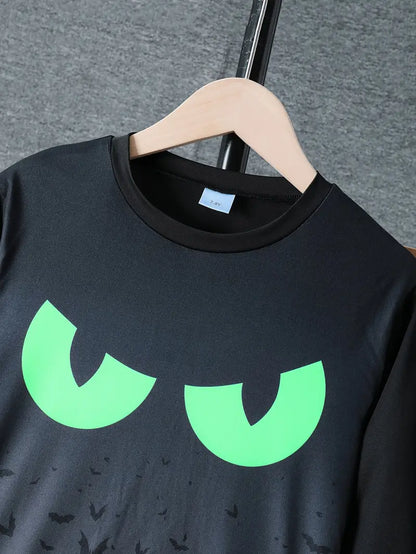 Nahaufnahme des Glow-in-the-Dark Fledermaus-Musters auf dem Jungen T-Shirt