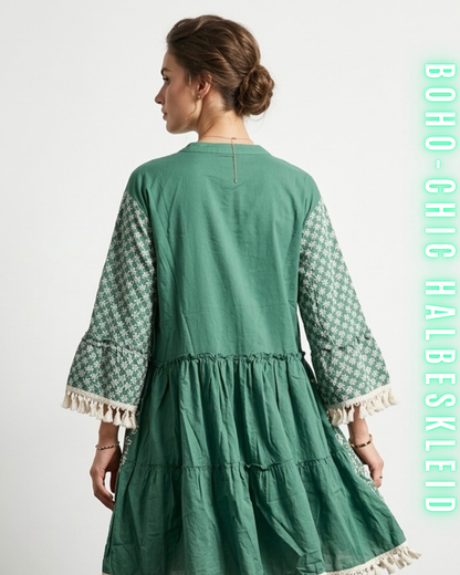 Rückansicht salbeigrünes Boho-Stufenkleid für Damen am Strand, kurze Länge mit Fransensaum.