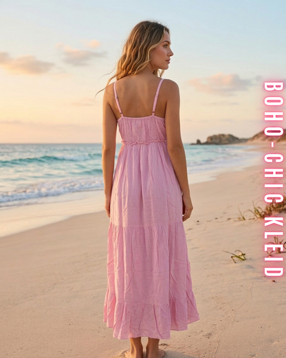 Rückenansicht: Rosa Boho-Chic Sommerkleid mit Spaghettiträgern und elastischer Rückenpartie, Strand, Frau, Sonne.