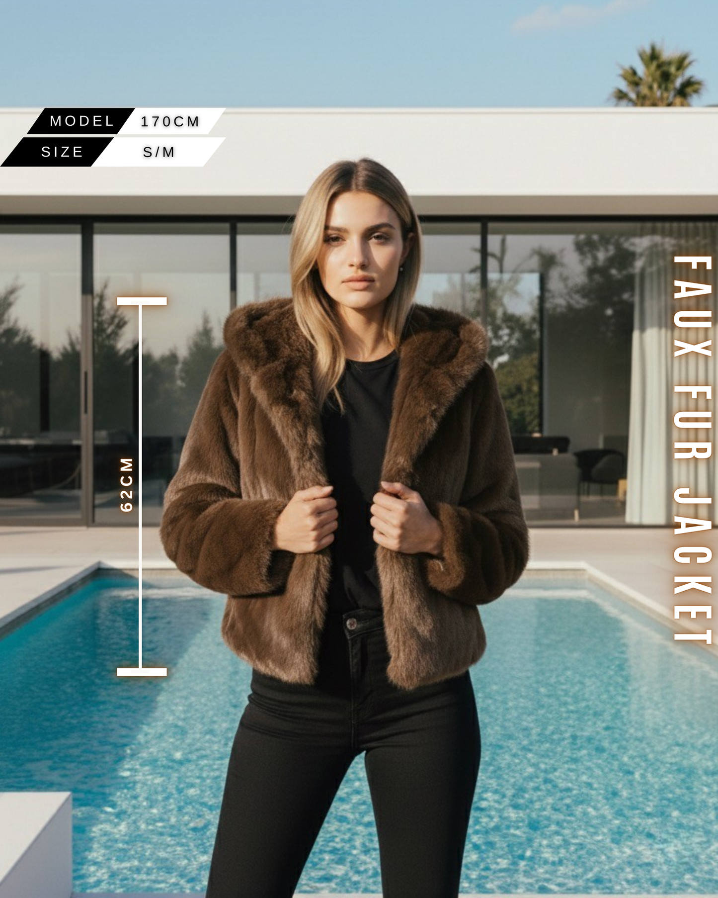 Frontansicht einer Dame in einem braunen Toffee Faux Fur Kurzmantel mit Kapuze. Größeninformation eingeblendet: Model 170cm, Jackenlänge 62cm.