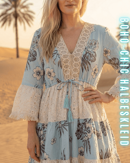 Nahaufnahme der Häkel-Bordüre und des floralen Prints am hellblauen Boho-Kleid.