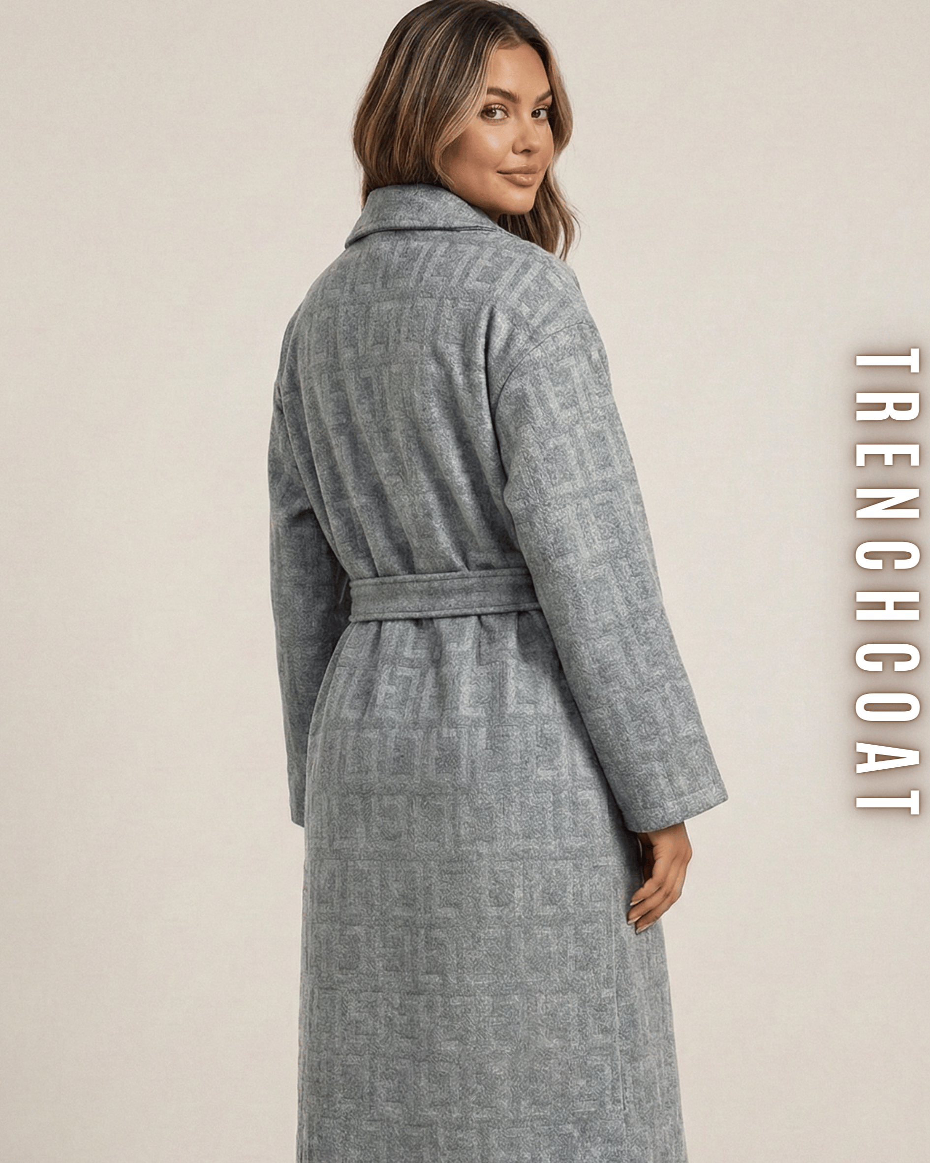 Rückansicht des grauen Monogramm-Mantels, zeigt die strukturierte Stoffqualität und den Gürtel.