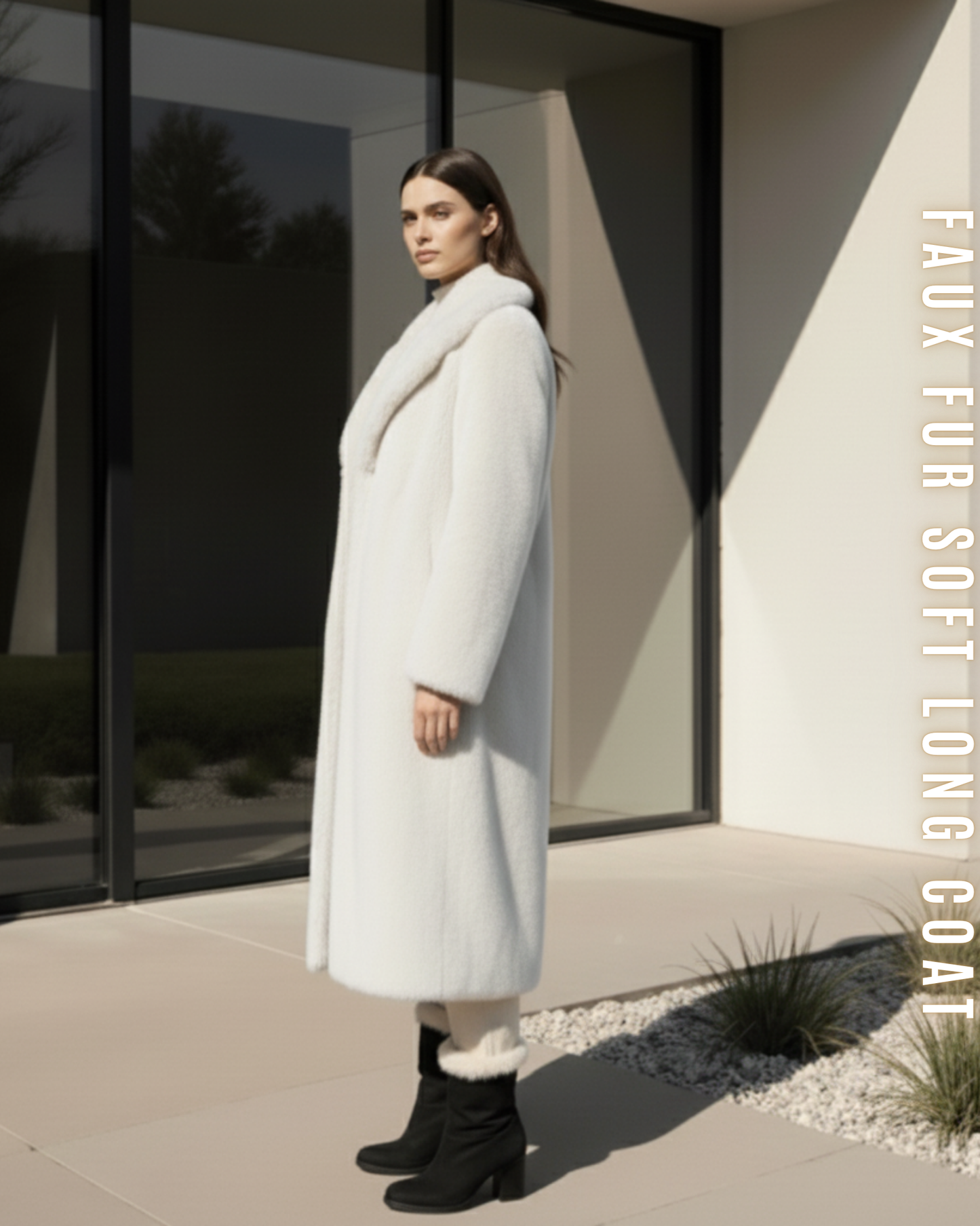 Langer, weicher Kunstpelzmantel in Creme-Weiß, von der Seite getragen.