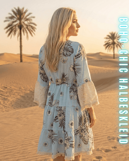 Detail der Rückenpartie und der Ärmel mit Lochstickerei am blauen Boho-Chic Kleid.