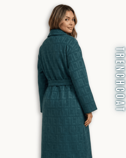 Rückansicht des petrol Monogramm-Mantels, zeigt die strukturierte Stoffqualität und den Gürtel.