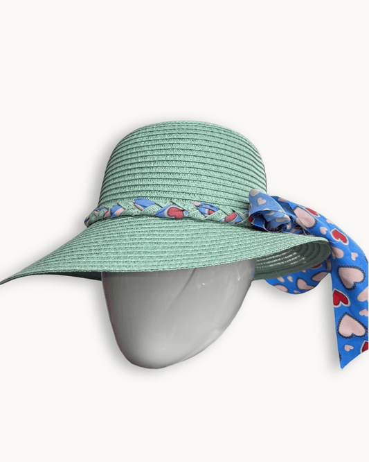 Nahaufnahme des mintgrünen Strohhuts auf einem Display-Kopf, Fokus auf das geflochtene Herz-Band.