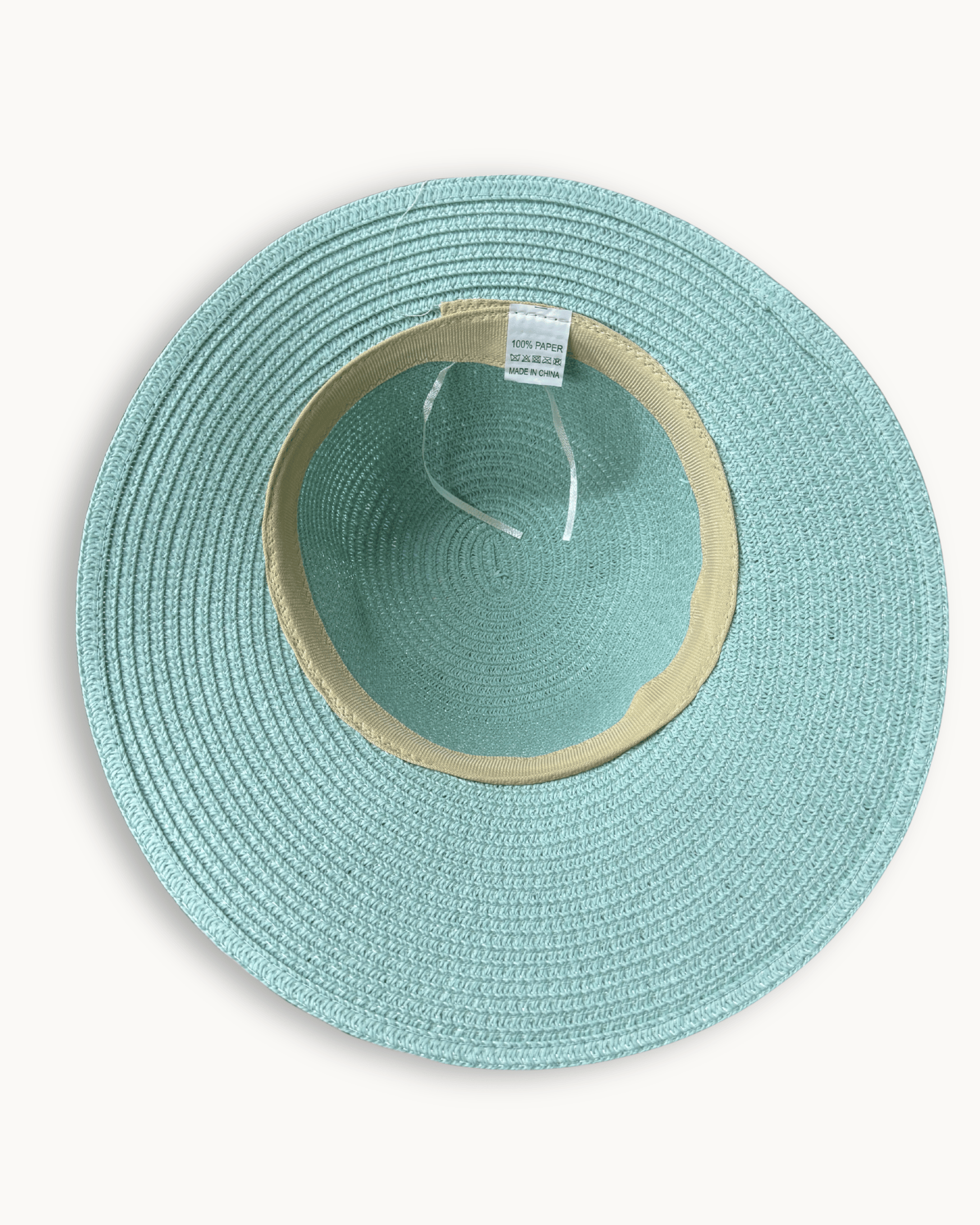 Innenansicht des Strohhuts „Amora“ mit Größenetikett und dem beigefarbenen Innenband.