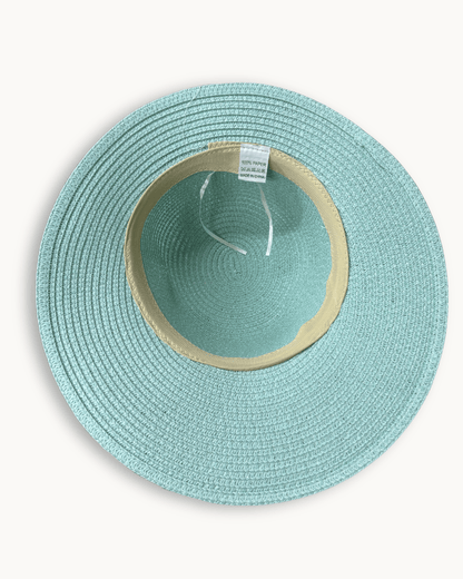 Innenansicht des Strohhuts „Amora“ mit Größenetikett und dem beigefarbenen Innenband.