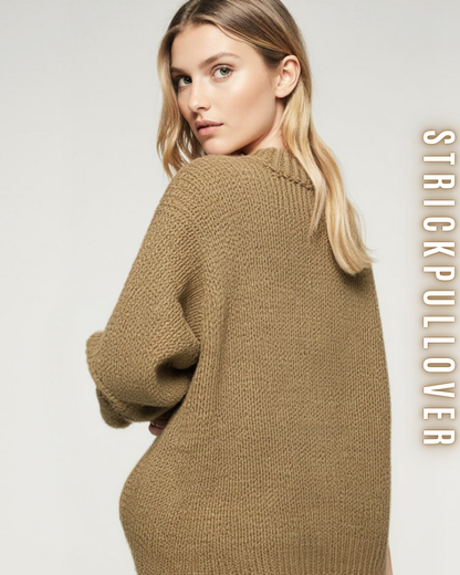 Rückansicht einer Frau, die einen Kamellen-Farbe Strickpullover trägt, der eine lockere Passform hat.