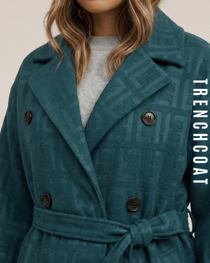 Detailaufnahme des petrolfarbenen Trenchcoats mit Fokus auf Reverskragen, Muster und Knöpfe.