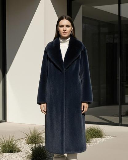 Model trägt den langen Kunstpelzmantel "Soft Touch" in Marineblau, Ansicht von vorne.