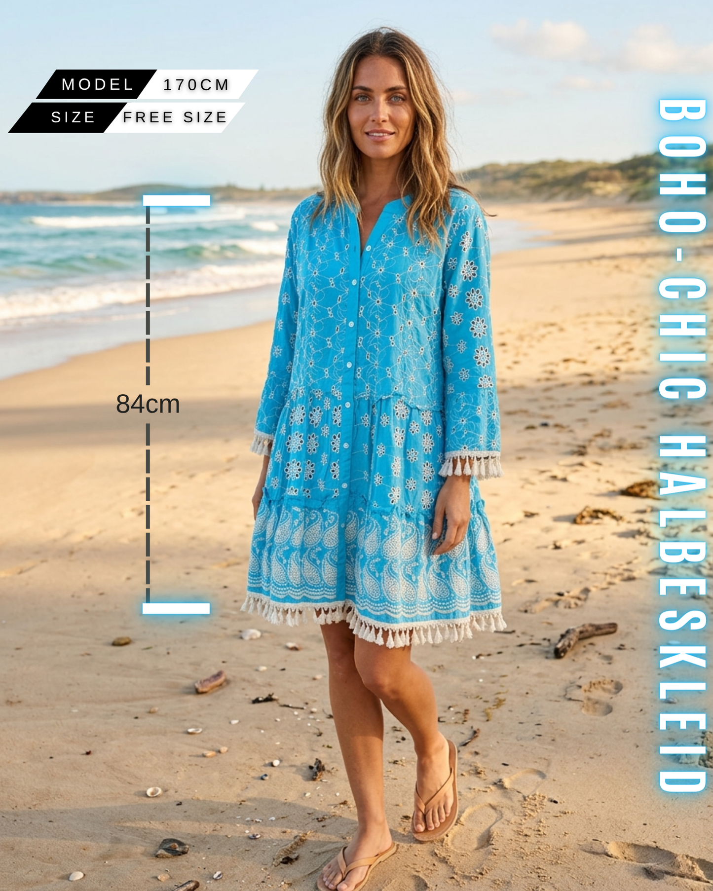 Ganzkörper-Frontansicht einer Frau an einem sonnigen Strand, die ein leuchtend blaues Boho-Mini-Kleid mit aufwendiger Paisley-Stickerei, geometrischen Mustern und Quastenfransen-Details an Ärmeln und Saum trägt. Enthält Grafiken für Free Size, 84 cm Länge und 170 cm Körpergröße, sowie den Text BOHO-CHIC HALBESKLEID.