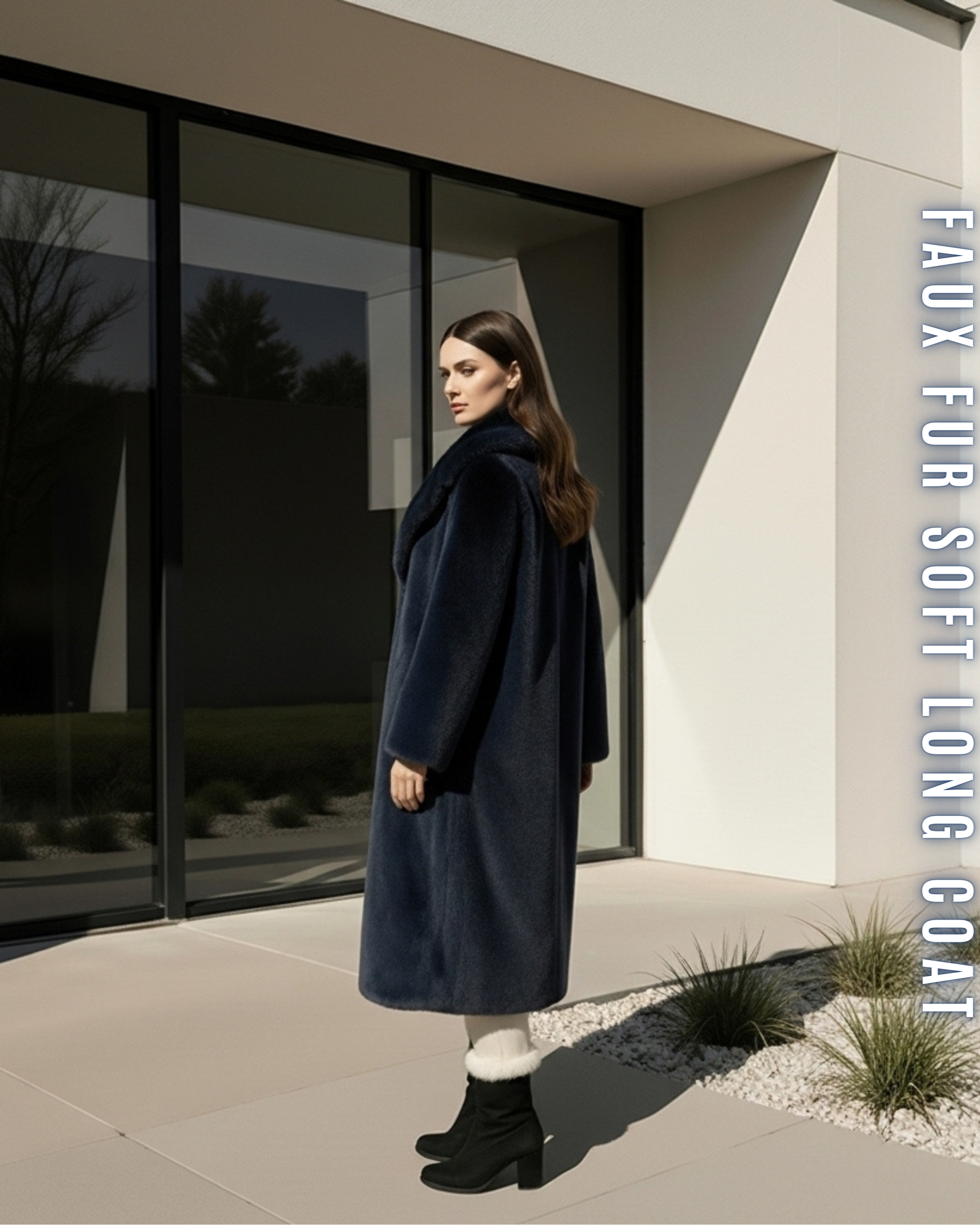 Langer, weicher Kunstpelzmantel in Marineblau, von der Seite getragen.