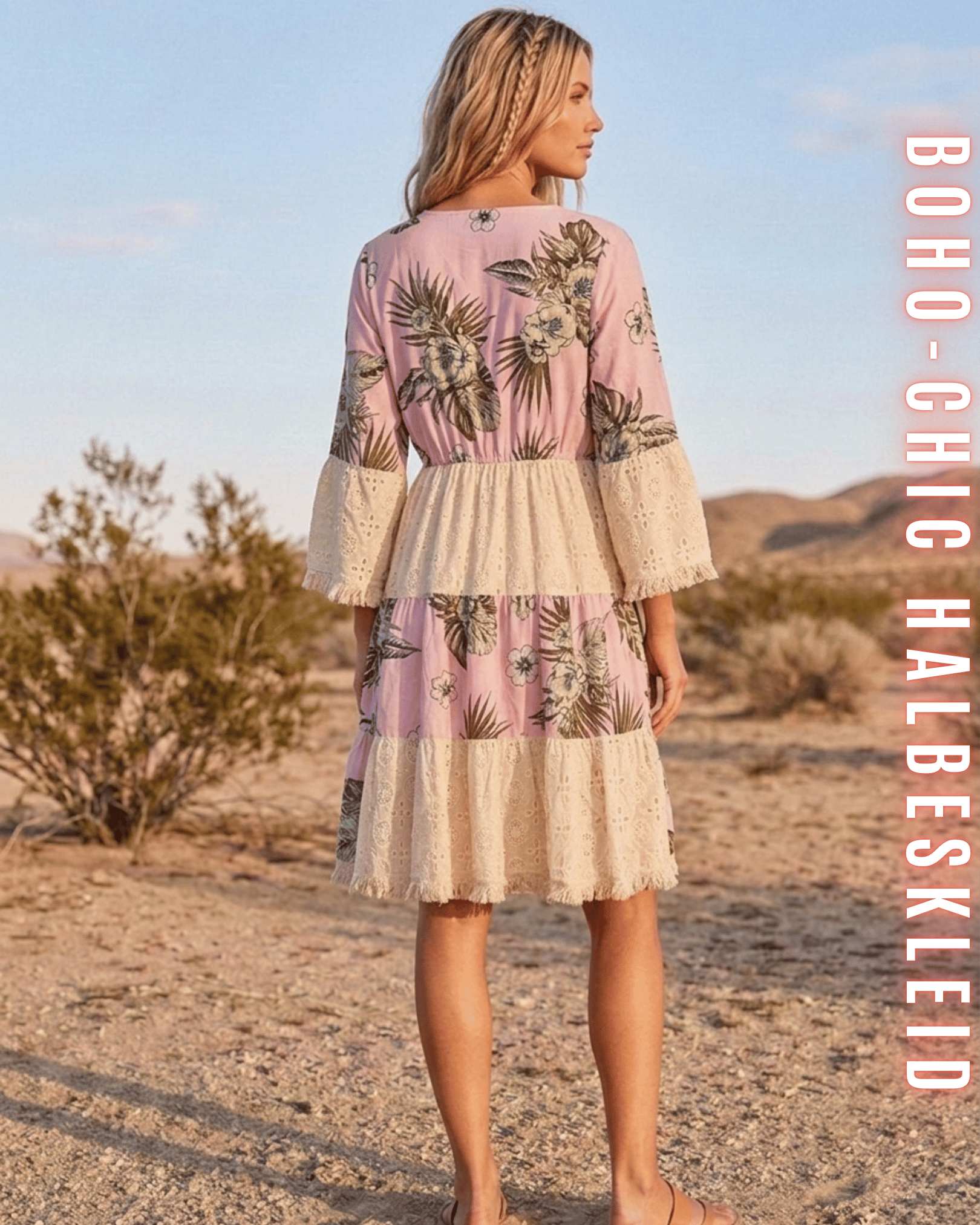 Rückansicht des rosa Boho-Kleids mit floralem Print, Glockenärmeln und luftigem Schnitt für den Sommer.