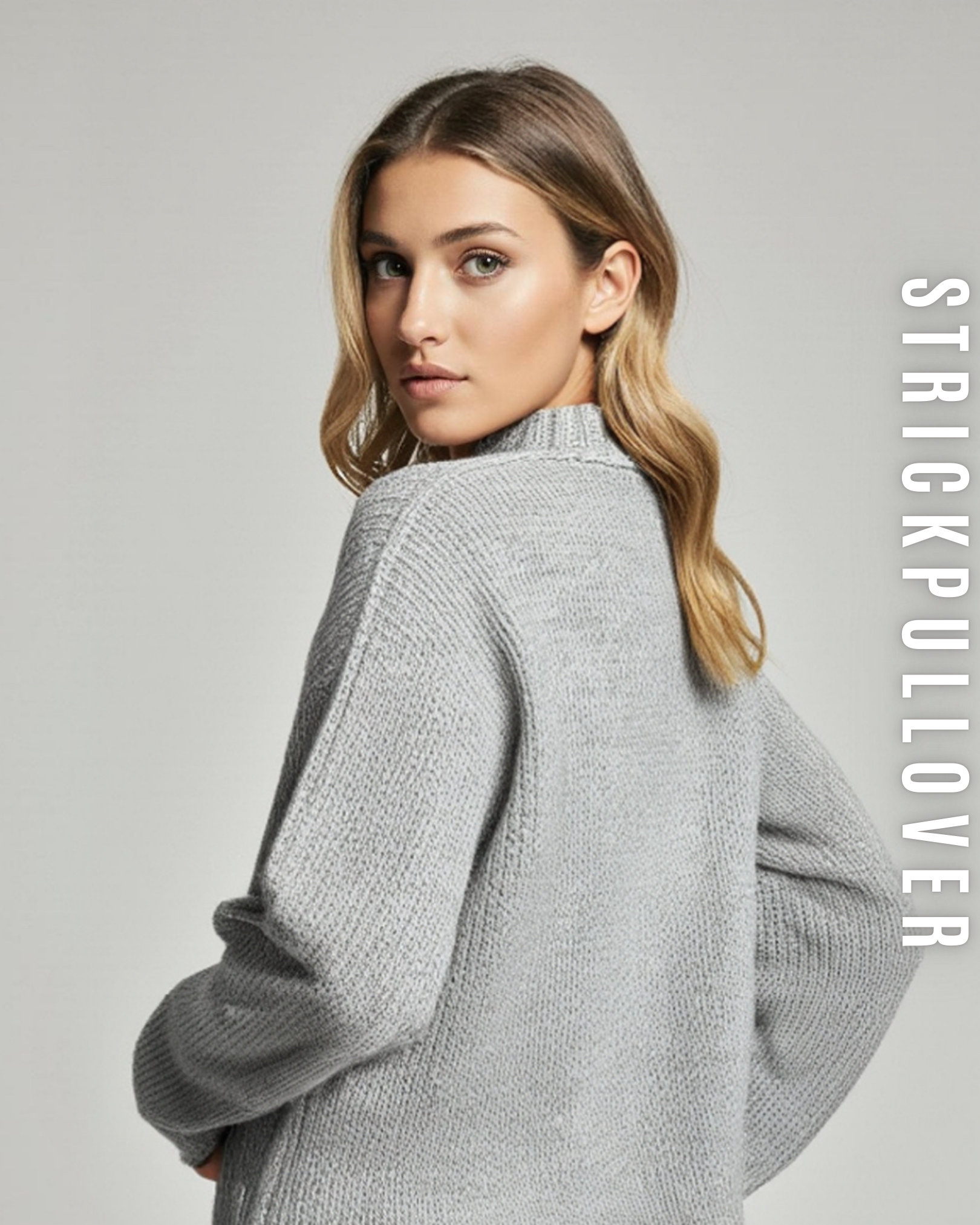 Rückansicht einer Frau, die einen hellgrauen Strickpullover trägt, der eine lockere Passform hat.