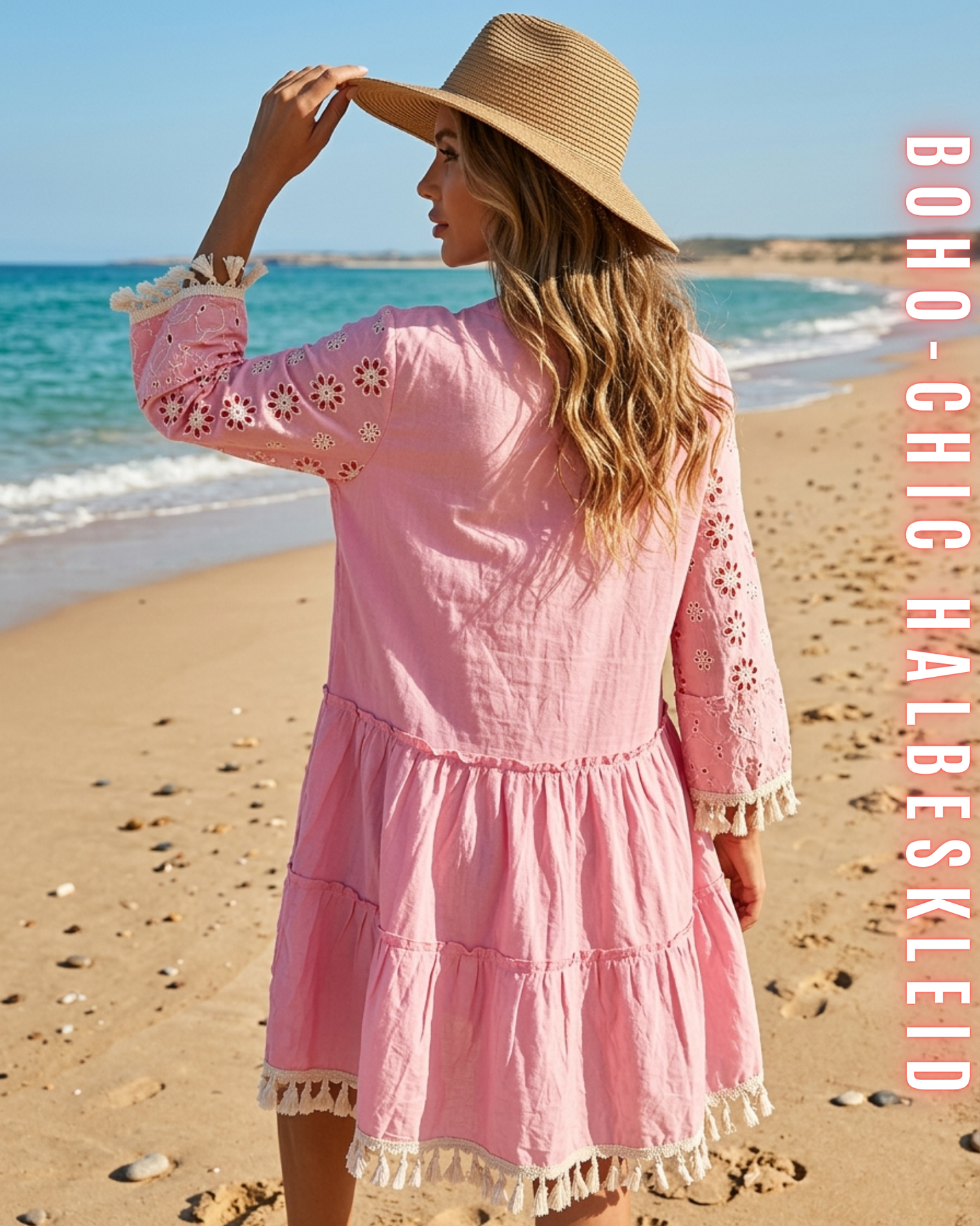 Rückansicht einer Frau an einem sonnigen Strand, die ein rosafarbenes Boho-Mini-Kleid mit einem gewebten Sonnenhut trägt. Zeigt das gestufte Rock-Design und die Quastenfransen-Details. Beinhaltet den Text 'BOHO-CHIC HALBESKLEID'.