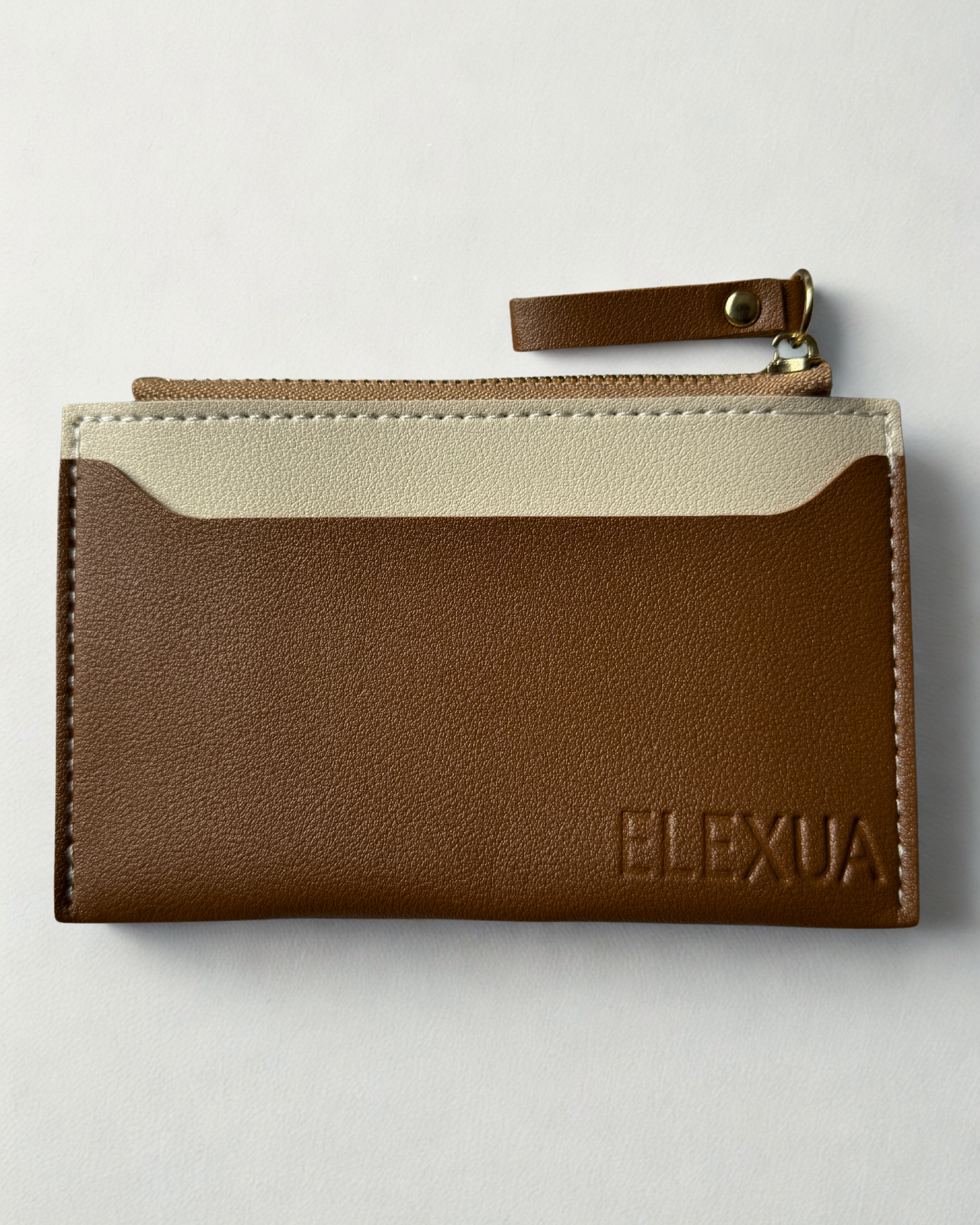 Brauner Kartenhalter mit vier Kartenfächern, einem Sichtfenster und Reißverschluss. Weiße Ziernähte.