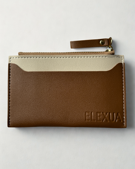 Brauner Kartenhalter mit vier Kartenfächern, einem Sichtfenster und Reißverschluss. Weiße Ziernähte.