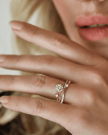 Der verstellbare ELEXUA Galaxy Ring, getragen an einem weiblichen Ringfinger.