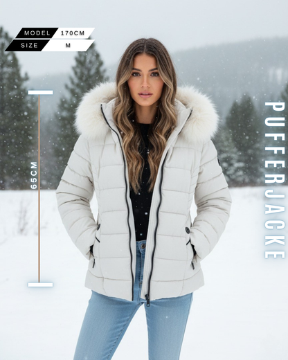 Kurze Damen Pufferjacke in Creme mit weißem Kunstfell-Kragen, Model 170cm, Jackenlänge 65cm