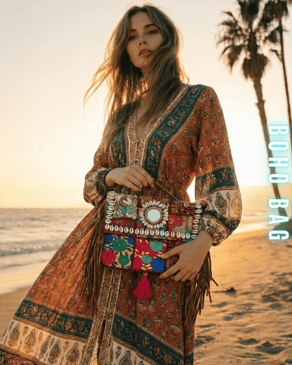 Mittlere Banjara-Umhängetasche mit bunten Stickereien und runden Spiegeln auf weißem Hintergrund.