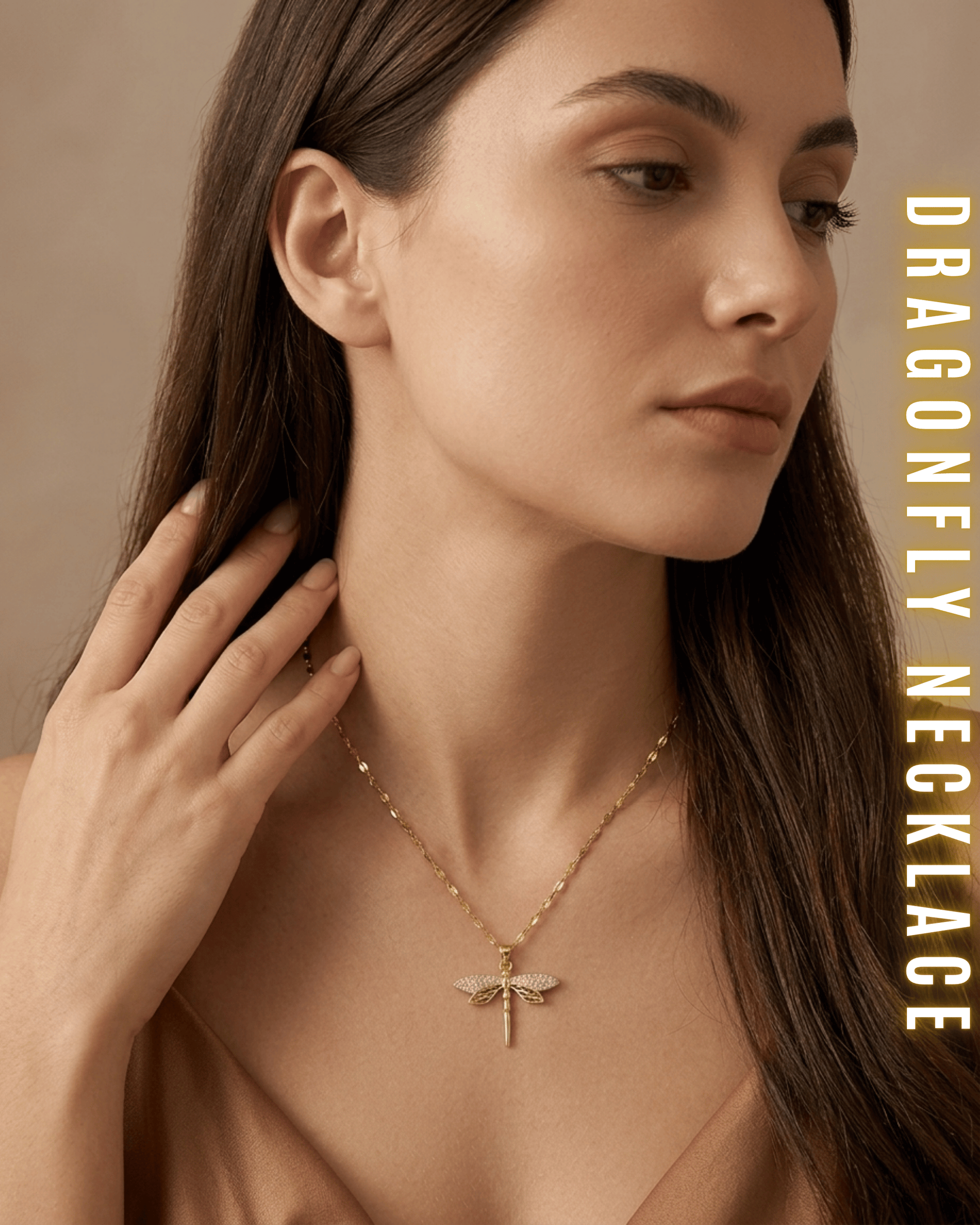 Elegante Frau trägt die 18K vergoldete Libellen-Halskette zum Abendkleid.